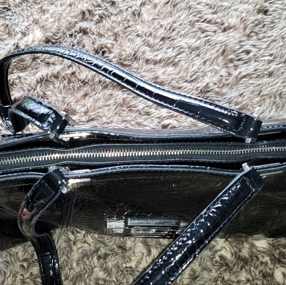 GUESS - Picture 8 of 9